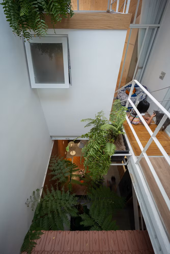 Để giải quyết nhược điểm của nhà ống, nhóm thiết kế đưa ra ý tưởng những ngôi nhà nhỏ được xếp chồng lên nhau. Theo đó, cao độ giữa các không gian trong nhà thay đổi liên tục tạo nên những khoảng hở cần thiết, thông tầng lớn cũng góp phần giúp thông gió và chiếu sáng tốt hơn.