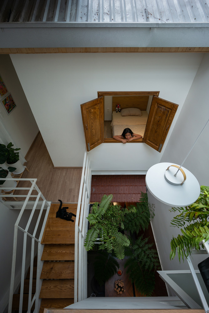 Hình ảnh mái nhà, khung cửa sổ được tái hiện xuyên suốt các không gian, gợi lên hình ảnh quen thuộc về những ngôi nhà quê yên bình ở Việt Nam, phá vỡ khái niệm nhà ống chật hẹp đơn điệu.