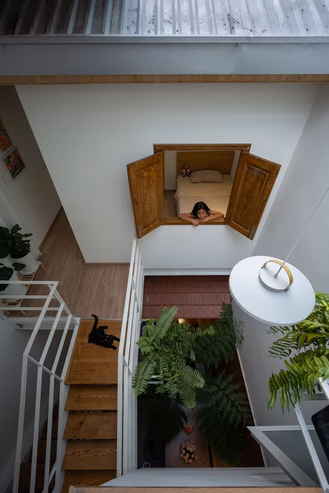 Hình ảnh mái nhà, khung cửa sổ được tái hiện xuyên suốt các không gian, gợi lên hình ảnh quen thuộc về những ngôi nhà quê yên bình ở Việt Nam, phá vỡ khái niệm nhà ống chật hẹp đơn điệu.