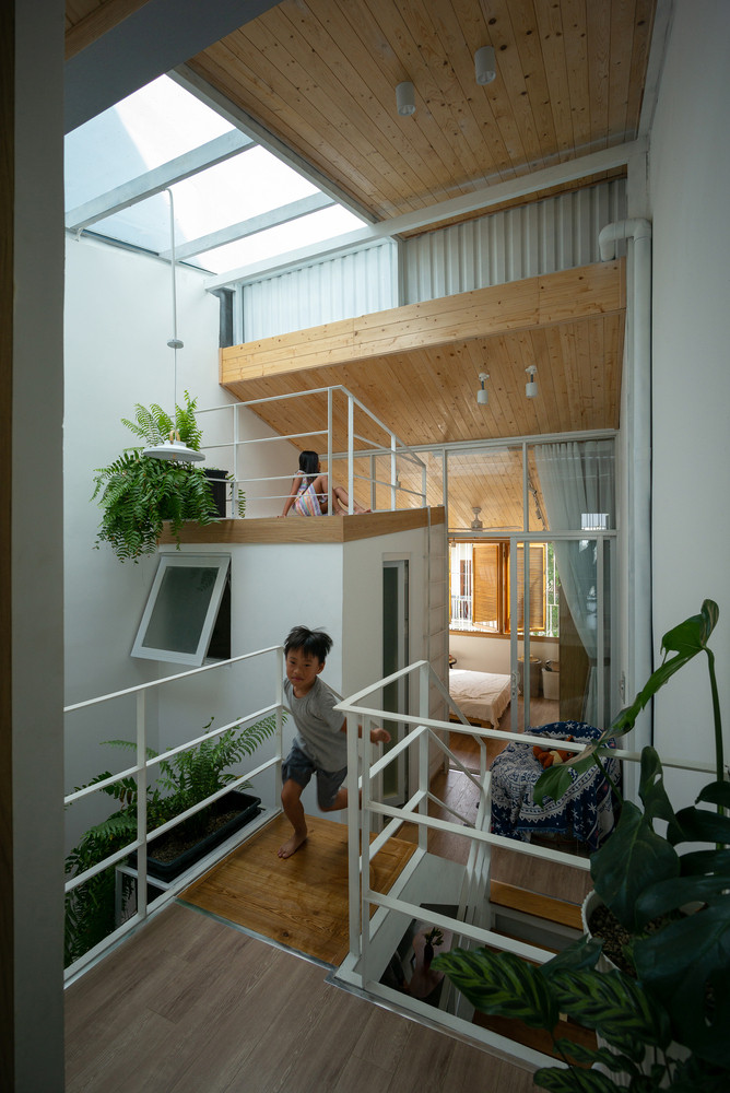 Tầng trệt gồm phòng khách, bếp, sân nhỏ phía trước để xe, phòng nghỉ đa năng cho bà ngoại và sân vườn nhỏ sau nhà.