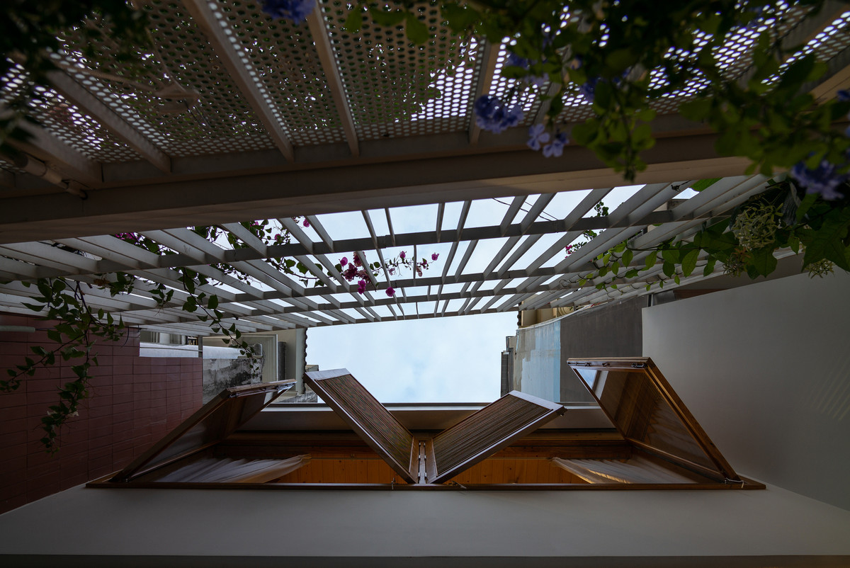 Các độ dốc khác nhau của mái nhà nhằm mục đích giảm thiểu tiếp xúc với bức xạ mặt trời và giải quyết hiệu quả các vấn đề thoát nước.