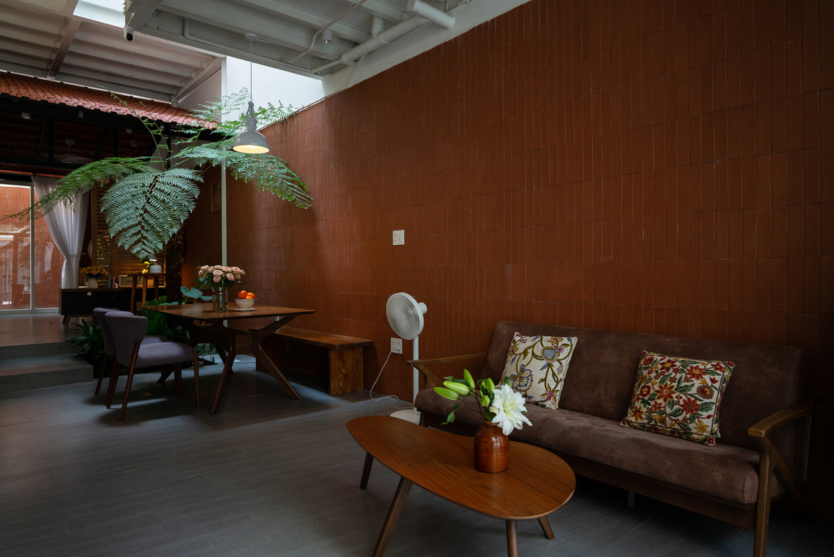 Mặc dù có kích thước nhỏ gọn nhưng ngôi nhà vẫn đáp ứng đầy đủ các chức năng cần thiết, thúc đẩy sự kết nối trực quan liên tục giữa các thành viên trong gia đình, tạo ra bầu không khí ấm áp và vui vẻ. Nguồn ảnh: Quang Trần