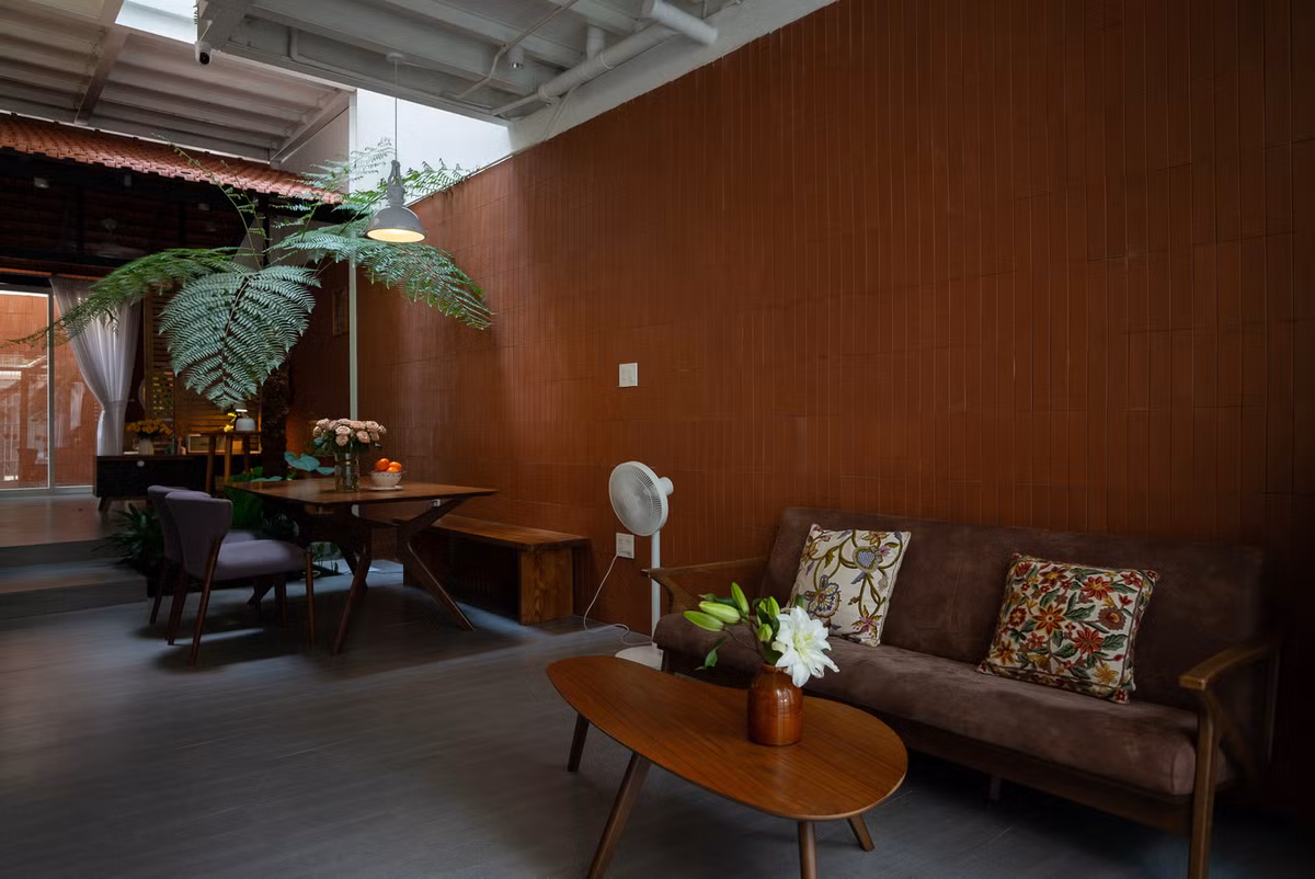 Mặc dù có kích thước nhỏ gọn nhưng ngôi nhà vẫn đáp ứng đầy đủ các chức năng cần thiết, thúc đẩy sự kết nối trực quan liên tục giữa các thành viên trong gia đình, tạo ra bầu không khí ấm áp và vui vẻ. Nguồn ảnh: Quang Trần