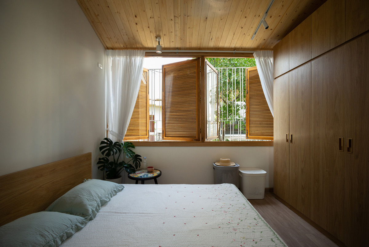 Tầng 2 gồm 3 phòng ngủ, 1 phòng ngủ master và 2 phòng ngủ con.