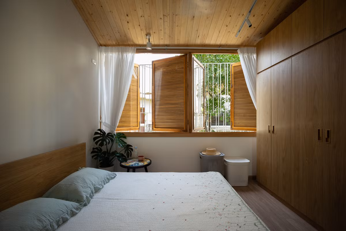 Tầng 2 gồm 3 phòng ngủ, 1 phòng ngủ master và 2 phòng ngủ con.