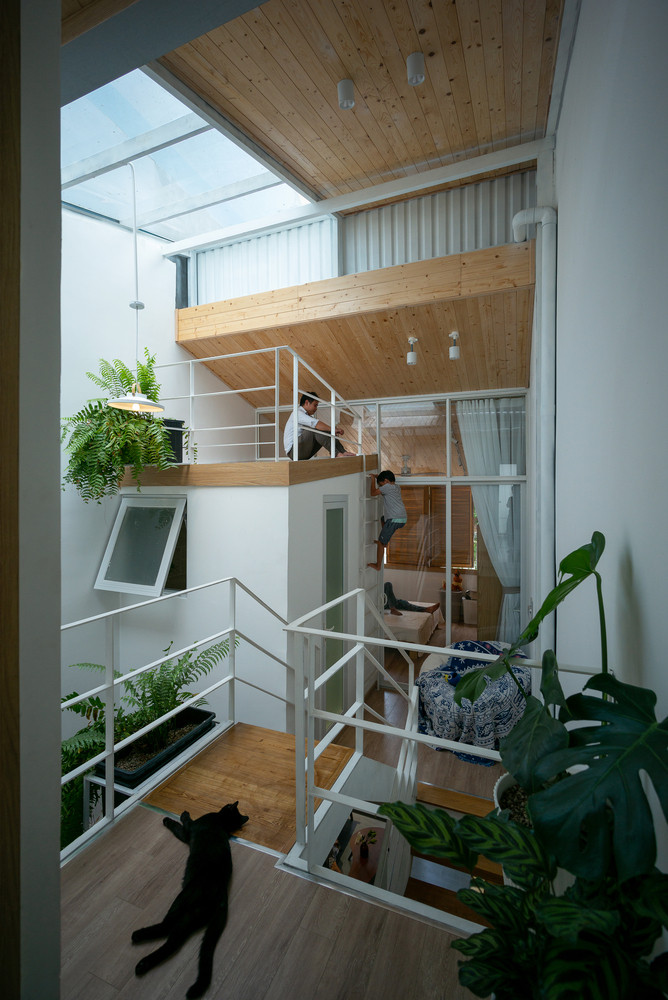 Là người phóng khoáng, gia chủ mong muốn một không gian sống “lãng đãng”, nơi mà bầu không khí trầm lắng, tách biệt khỏi thế giới ồn ào, náo nhiệt bên ngoài. Ngôi nhà cũng đồng thời đáp ứng được đầy đủ công năng và tiện nghi cho gia đình 4 người.