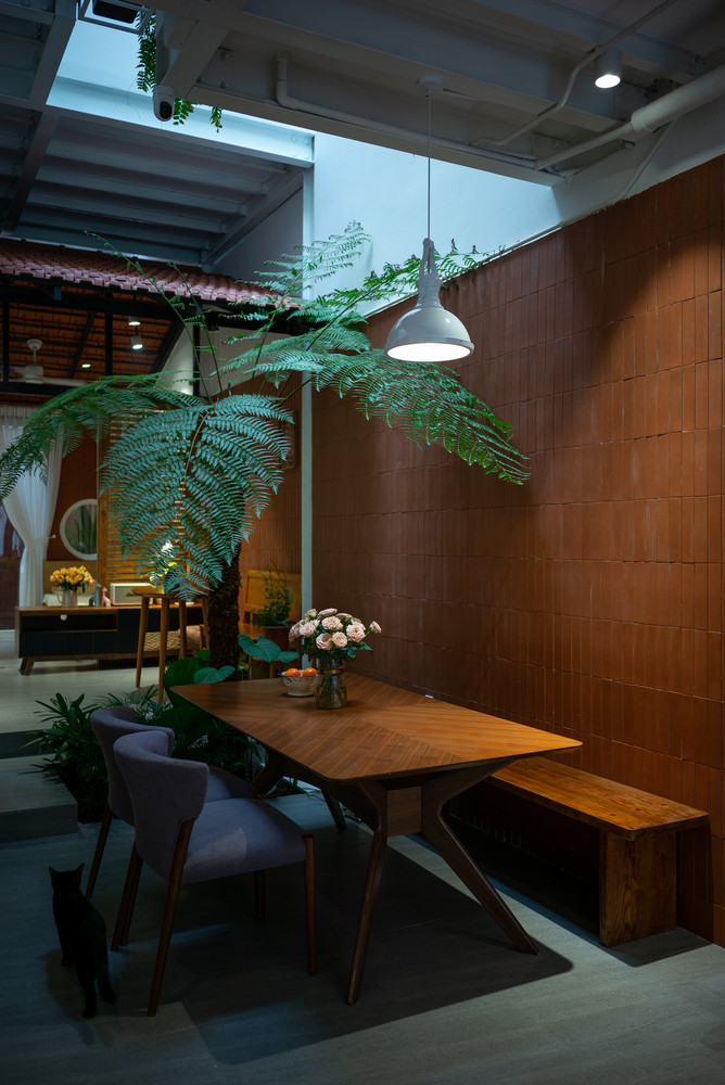 Không gian hiên dưới mái được tô điểm bằng cây xanh, là nơi thư giãn lý tưởng cho gia đình.