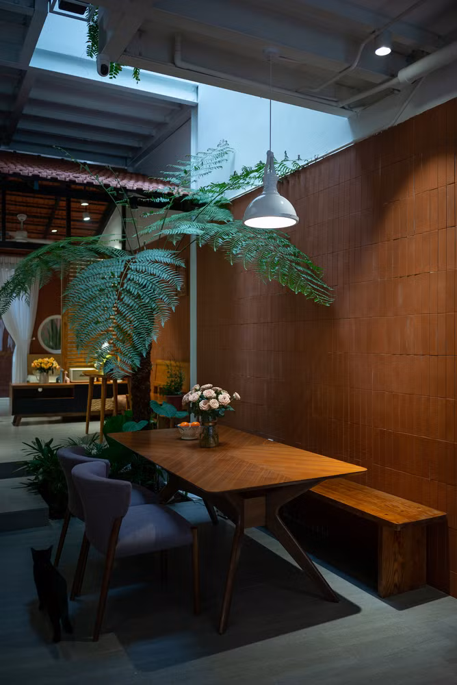 Không gian hiên dưới mái được tô điểm bằng cây xanh, là nơi thư giãn lý tưởng cho gia đình.