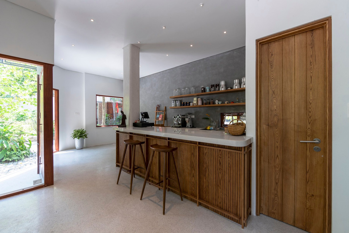 Tầng 1 bao gồm không gian cà phê trong nhà và vỉa hè, cùng không gian xanh là điểm nhấn yêu thích của khách hàng.