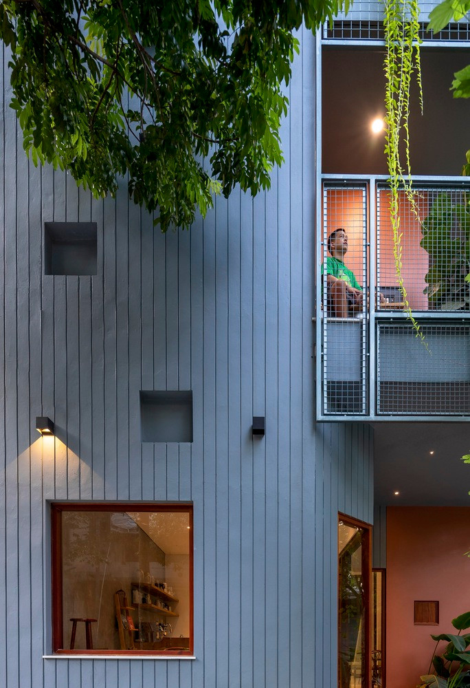 Tầng thượng là không gian sinh hoạt chung cho mọi thành viên trong nhà, có chức năng giặt giũ, phòng tập gym nhỏ và khu BBQ ngoài trời.