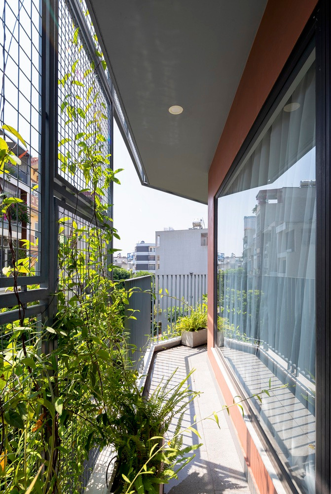 Mỗi căn hộ được bố trí đầy đủ công năng và không gian sử dụng như khu vực lễ tân, phòng ngủ, bếp, khu vệ sinh và ban công tràn ngập ánh sáng, cây xanh.