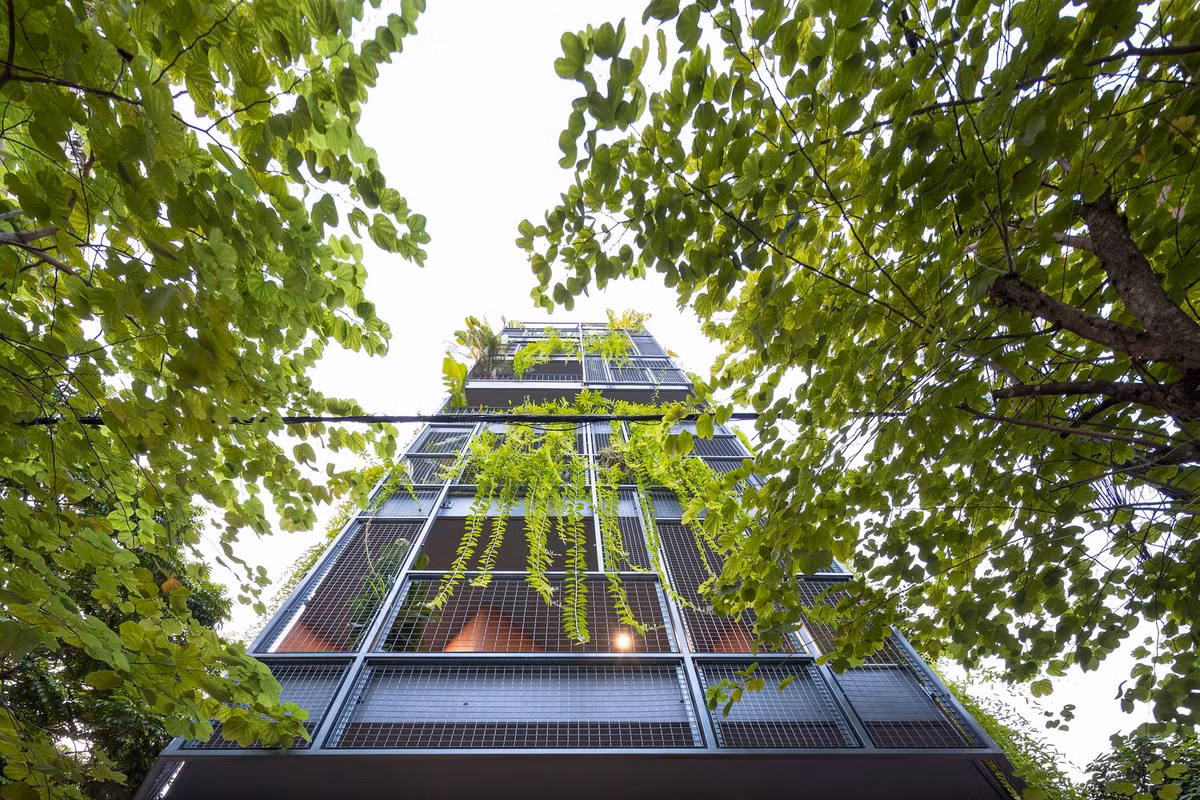 Với mục đích cải tạo để kinh doanh căn hộ tầng 2, 3, 4, 5, 6 và có quán cà phê tại tầng 1, gia chủ mong muốn công năng tiện lợi, kiến trúc độc đáo nhưng phải tiết kiệm và tận dụng được những tiện ích sẵn có.