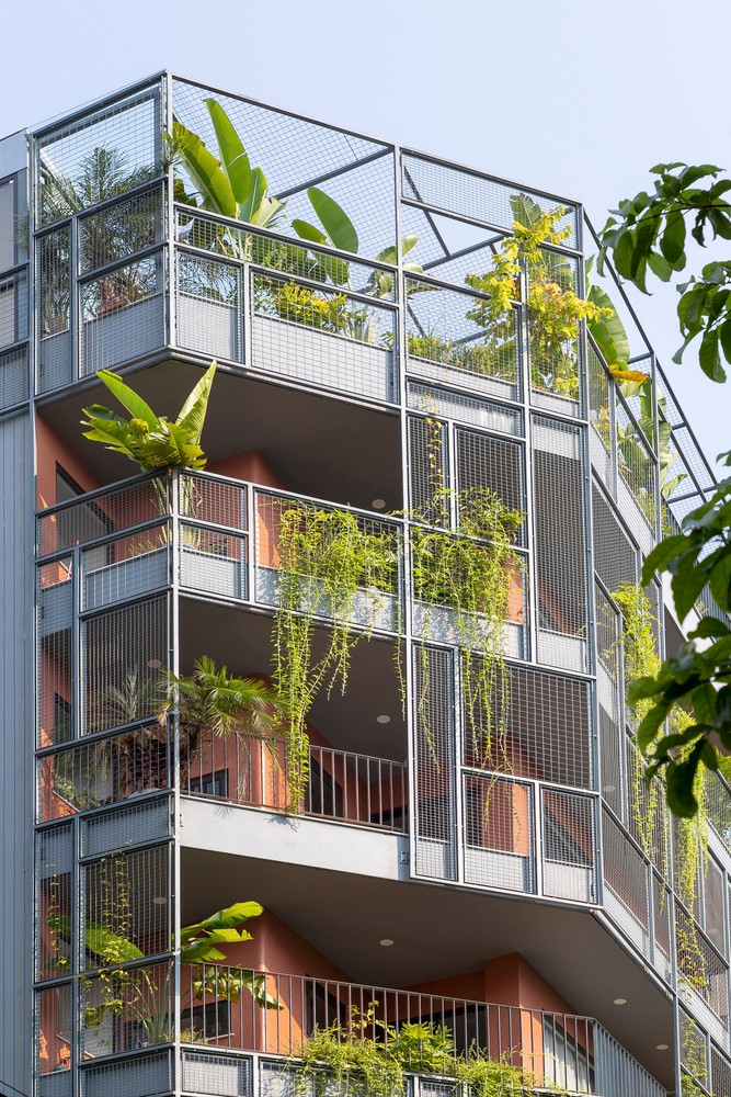 Lô đất nằm ở lô góc, hai mặt thoáng hướng chính Đông Nam. Kiến trúc tận dụng lợi thế khai thác yếu tố tự nhiên như ánh sáng, gió và có tầm nhìn thoáng ra các không gian của căn nhà.