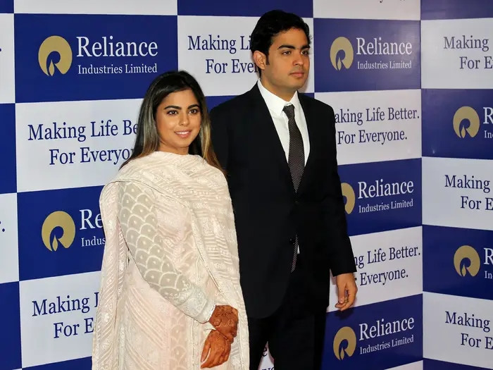 Hai người con lớn là cặp song sinh 32 tuổi Isha và Akash Ambani. Ảnh: Reuters