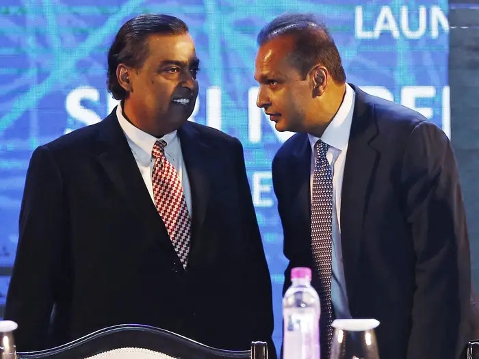 Năm 2002, sau khi người cha qua đời, Mukesh Ambani và người em Anil cùng tiếp quản Reliance Commercial Corporation. Tuy nhiên, mâu thuẫn giữa 2 anh em khiến người mẹ là bà Kokilaben Ambani phải chia đôi tài sản tại Reliance Commercial Corporation cho 2 người và Mukesh Ambani đứng ra thành lập Reliance Industries Limited nắm quyền quản lý mảng dầu khí, hóa chất... Ảnh: Reuters