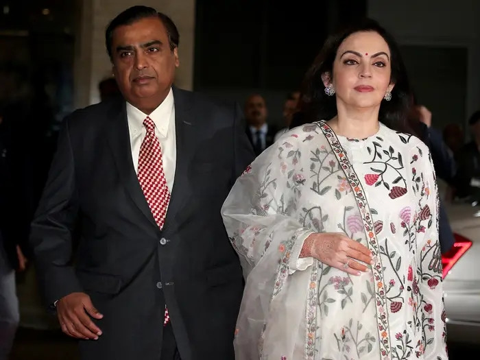 Mukesh Ambani kết hôn với Nita Ambani năm 1985. Bà Nita Ambani là chủ tịch của Reliance Foundation, tổ chức từ thiện của công ty. Ảnh: Reuters