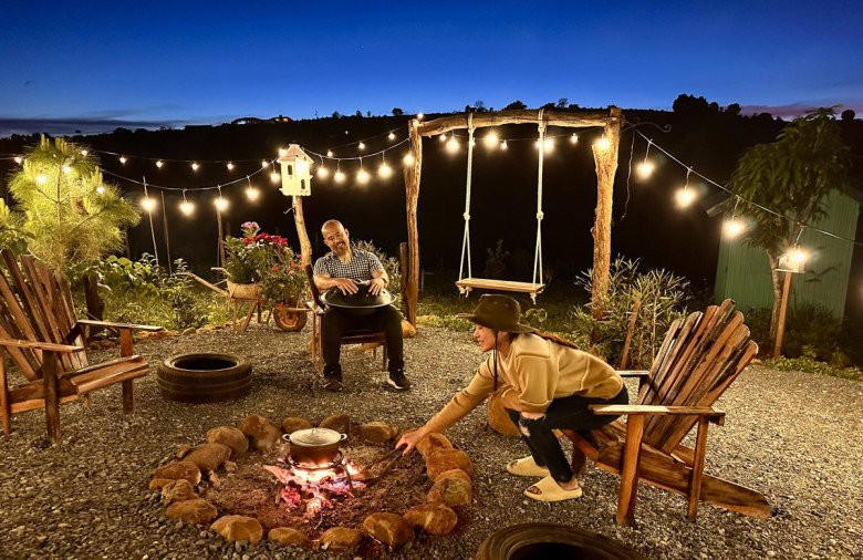 Không gian ngoài vườn là nơi thư giãn cực "chill" của gia đình. Ảnh: Vietnamnet