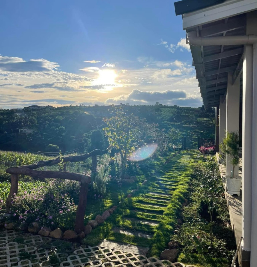 Hoàng Lê Vi dành phần lớn thời gian chăm sóc chồng con, dọn dẹp nhà cửa, vườn tược. Ảnh: Vietnamnet