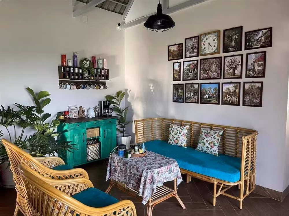 Ngôi nhà có hai phòng ngủ, một phòng khách, bếp và nội thất chủ yếu bằng gỗ và tre thân thiện với môi trường. Ảnh: Đời sống pháp luật