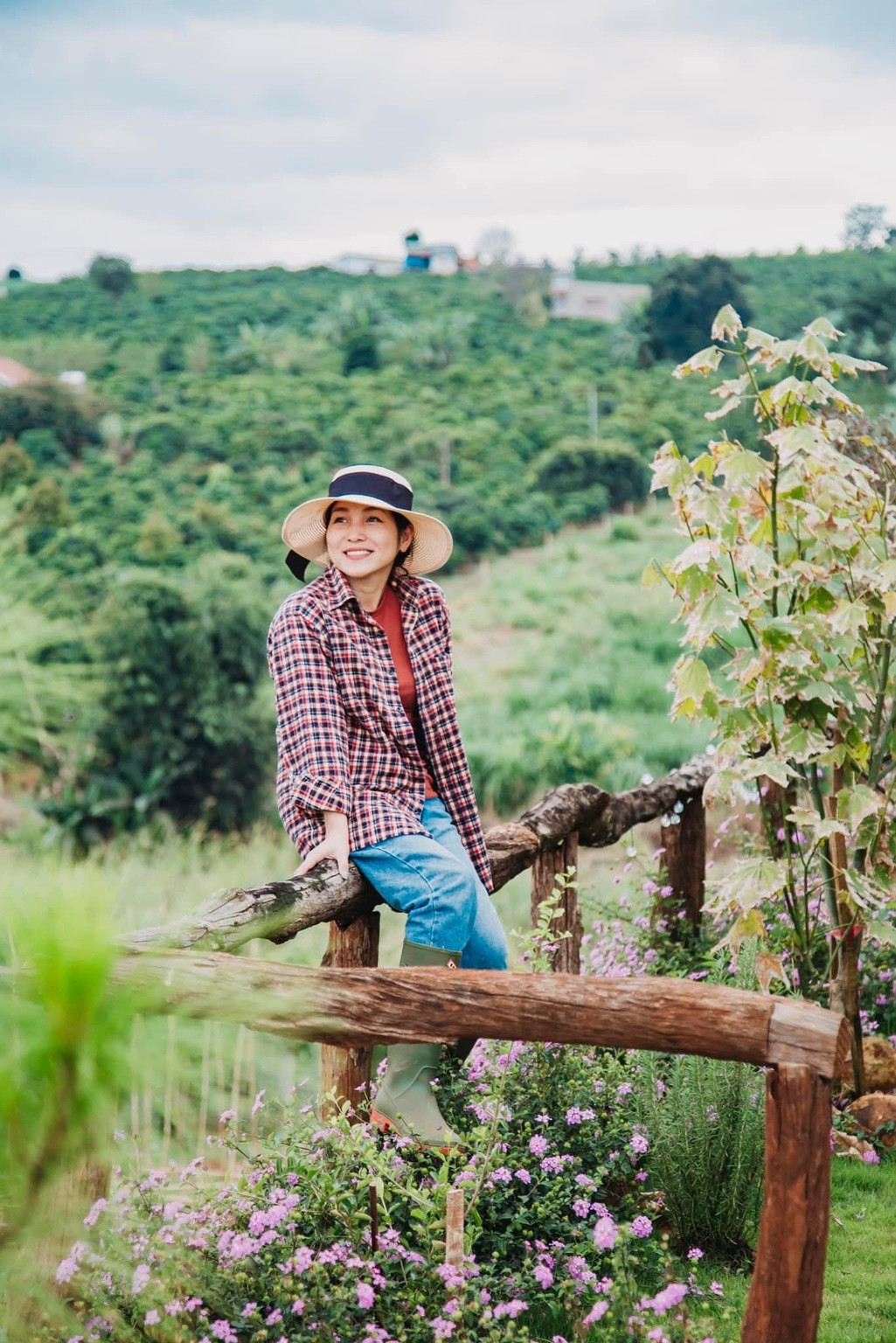 Để "cứu lấy" chính mình, Hoàng Lê Vi quyết định cùng chồng con rời TP.HCM về Đà Lạt, bắt đầu một cuộc sống mới ở chốn bình yên. Ảnh: Vietnamnet