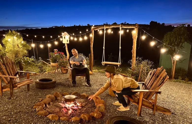 Không gian ngoài vườn là nơi thư giãn cực "chill" của gia đình. Ảnh: Vietnamnet