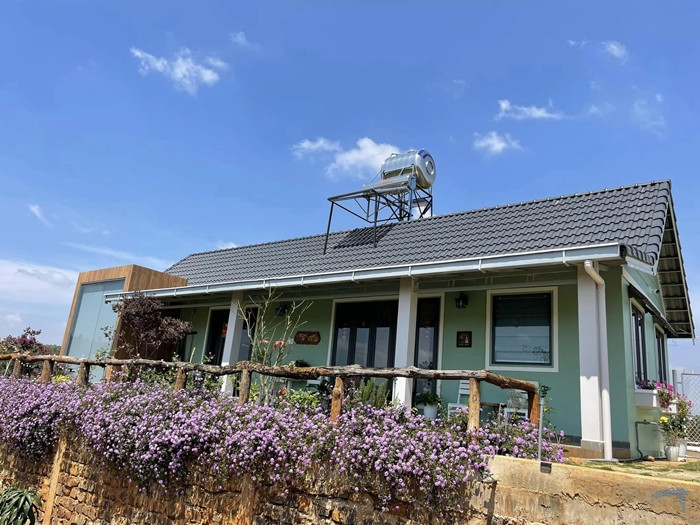 Căn nhà của ca sĩ Hoàng Lê Vi thiết kế xinh xắn, ấm cúng, hòa với thiên nhiên. Ảnh: Đời sống pháp luật