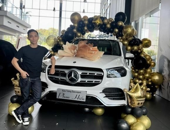 Ngoài chiếc mô tô này, Khánh Thi - Phan Hiển còn sở hữu nhiều ô tô, mô tô có giá trị lên đến hàng tỷ đồng. Ảnh: FBNV