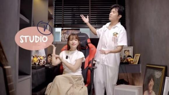 Trong nhà, Gin Tuấn Kiệt còn có một phòng làm việc riêng, được trang trí nhiều món quà, tranh ảnh do fan tặng.