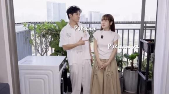 Ban công có nhiều cây xanh, view hướng về thành phố.