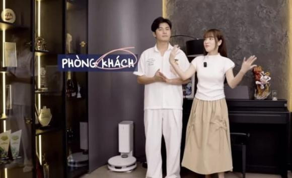 Phòng khách và bếp đặt cạnh nhau, không có vách ngăn nhằm mang lại cảm giác ấm cúng.