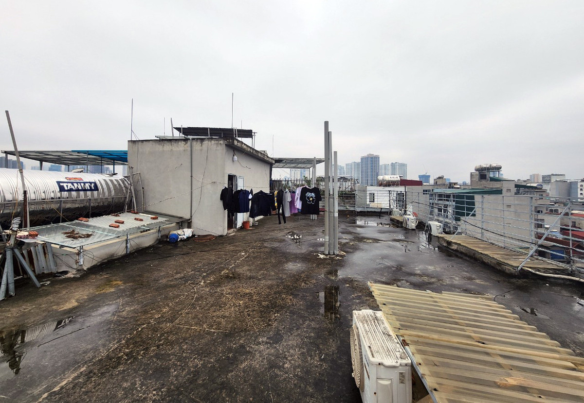 Tòa chung cư mini bị nứt toác phần cột có 8 tầng, khoảng 60 căn hộ. Đến chiều 24/2, nhiều hộ dân vẫn tiếp tục di dời đồ đạc ra khỏi tòa nhà dưới sự trợ giúp của lực lượng chức năng phường Hạ Đình.