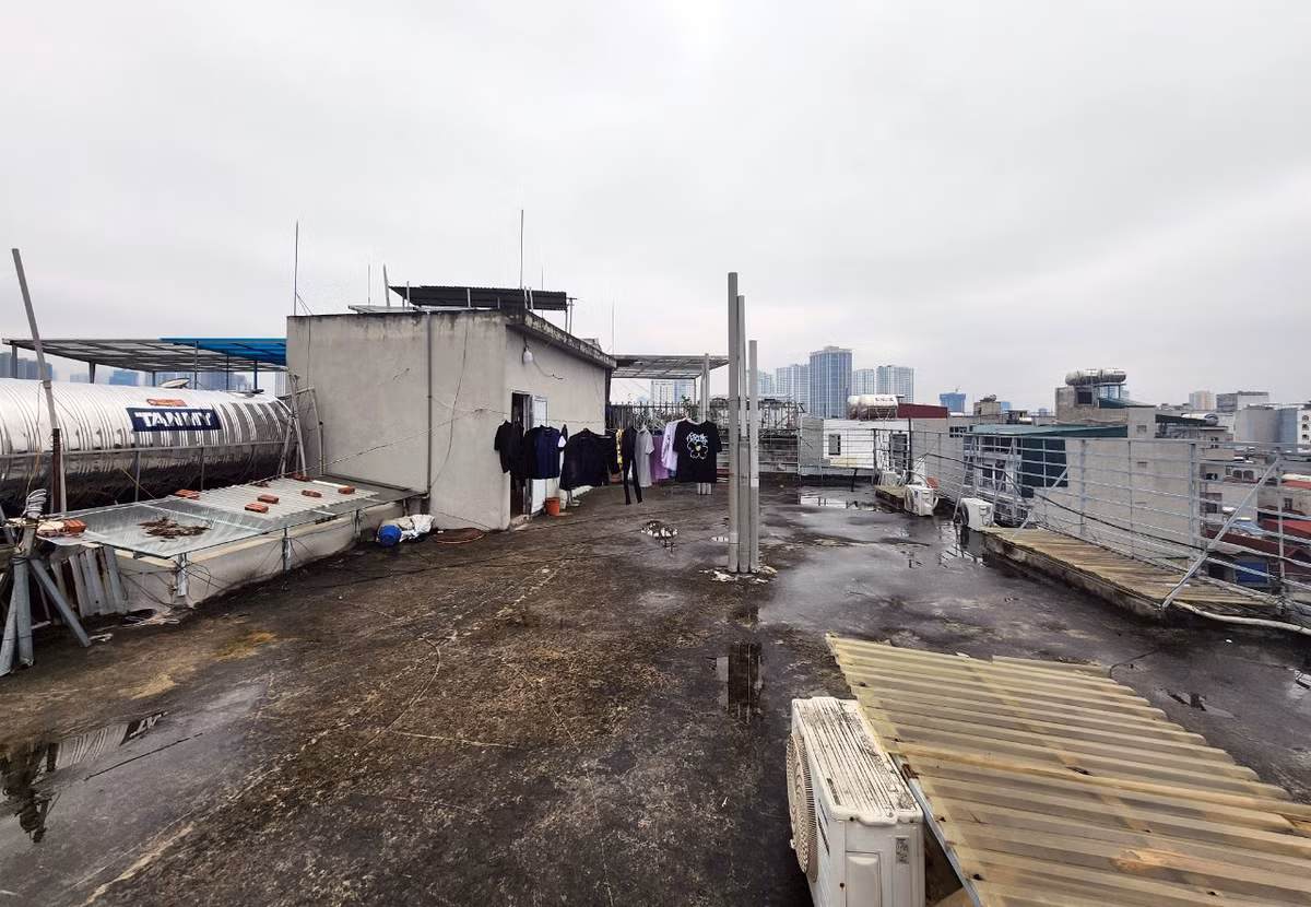 Tòa chung cư mini bị nứt toác phần cột có 8 tầng, khoảng 60 căn hộ. Đến chiều 24/2, nhiều hộ dân vẫn tiếp tục di dời đồ đạc ra khỏi tòa nhà dưới sự trợ giúp của lực lượng chức năng phường Hạ Đình.