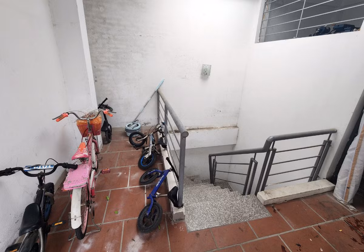 Theo chia sẻ của cư dân ở đây, căn nhà này được đưa vào sử dụng từ năm 2017. Qua 6 năm sử dụng, một số hạng mục của tòa nhà đã bị xuống cấp, đặc biệt trong đó là phần chịu lực dưới tầng 1.