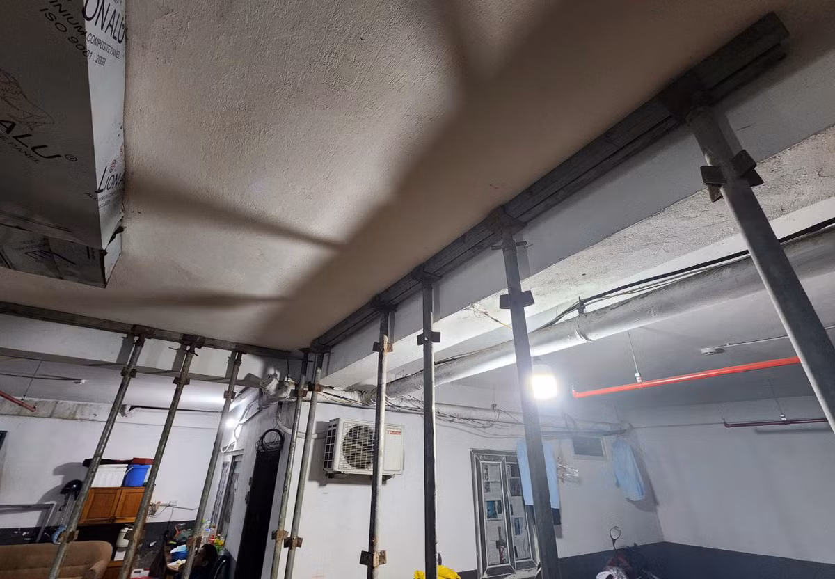 Trao đổi với PV VietNamNet, Bí thư Quận ủy Thanh Xuân Bùi Huyền Mai cho biết, trước khi di dời, tất cả các hộ dân trong tòa chung cư mini này đã họp bàn và có phương án xử lý, dưới sự giám sát của chính quyền sở tại.