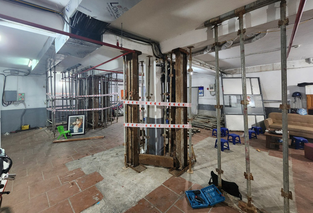 Chia sẻ với PV VietNamNet, một người dân sống ở tòa nhà cho biết, từ ngày 30 Tết, cư dân phát hiện các cột ở tầng 1 của tòa nhà bỗng nhiên nứt toác. Từ đó đến nay, cư dân sống trong nỗi lo tòa nhà không đảm bảo an toàn.