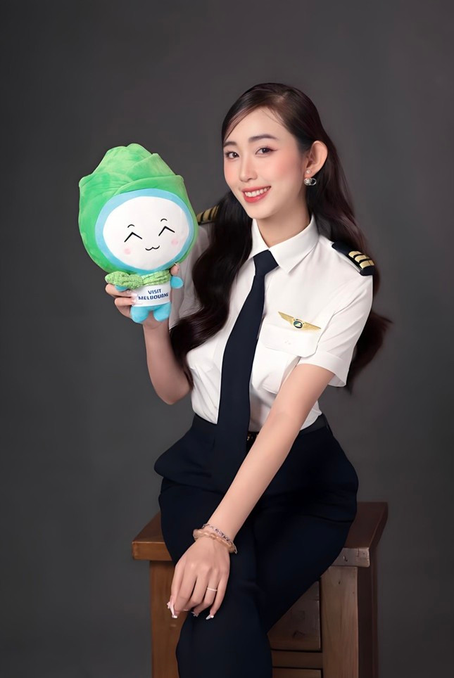 19 tuổi, Trang Nhung trở thành tiếp viên xinh đẹp của hãng hàng không Vietjet Air. Sau 3 năm gắn bó với nghề tiếp viên hàng không, một lần khi được vào buồng lái xem phi công cất cánh và hạ cánh, Trang Nhung cảm thấy phấn khích