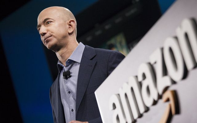 Jeff Bezos và vợ cũ MacKenzie ly hôn vào năm 2019 sau 25 năm chung sống. Ông đã chuyển một phần tư cổ phần 16% của mình tại Amazon cho bà MacKenzie. Ảnh: People