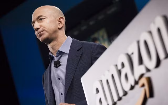 Jeff Bezos và vợ cũ MacKenzie ly hôn vào năm 2019 sau 25 năm chung sống. Ông đã chuyển một phần tư cổ phần 16% của mình tại Amazon cho bà MacKenzie. Ảnh: People