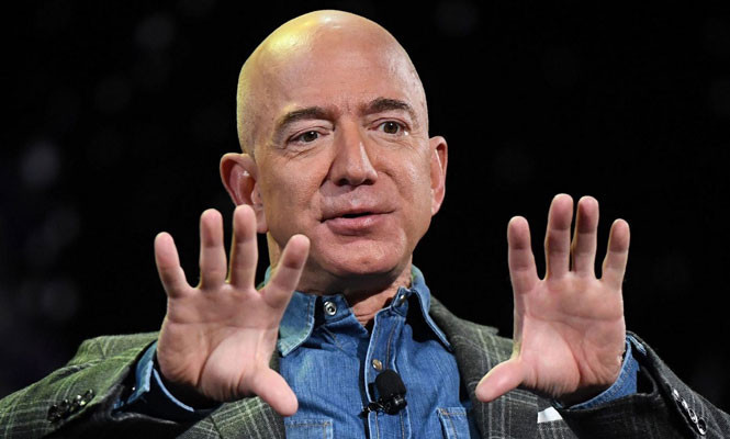 Tỷ phú Jeff Bezos còn sở hữu tờ The Washington Post và Blue Origin, một công ty hàng không vũ trụ phát triển tên lửa. Ông đã bay vào vũ trụ trong một chuyến vào tháng 7 năm 2021. Ảnh: Getty