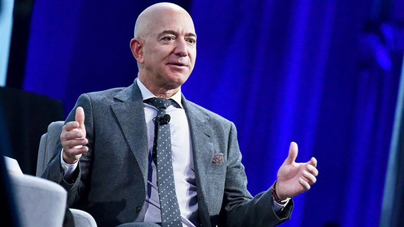 Khối tài sản của Jeff Bezos tăng là nhờ cổ phiếu Amazon tăng trưởng 93% năm vừa qua sau khi cắt giảm 27.000 lao động để tiết kiệm chi phí. Ảnh: CNBC