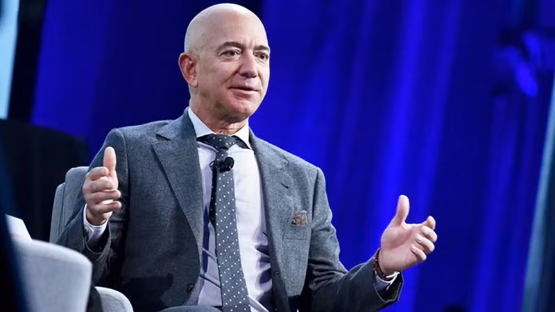 Khối tài sản của Jeff Bezos tăng là nhờ cổ phiếu Amazon tăng trưởng 93% năm vừa qua sau khi cắt giảm 27.000 lao động để tiết kiệm chi phí. Ảnh: CNBC