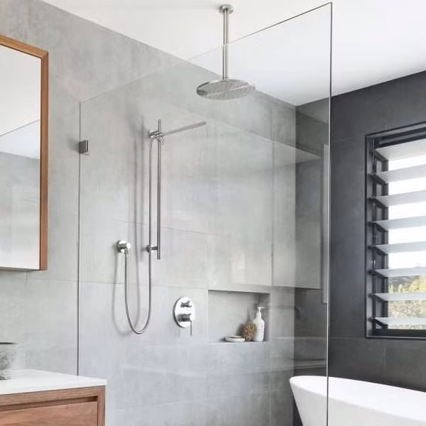 Cũng theo Joshua Smith, hợp kim là vật liệu sẽ được sử dụng nhiều nhất trong phòng tắm vào năm 2024. Ông cho rằng, việc kết hợp đồng thau, niken vào thiết kế nội thất sẽ tạo ra một điểm khác biệt trong không gian nhà ở. Ảnh: JustinPlace