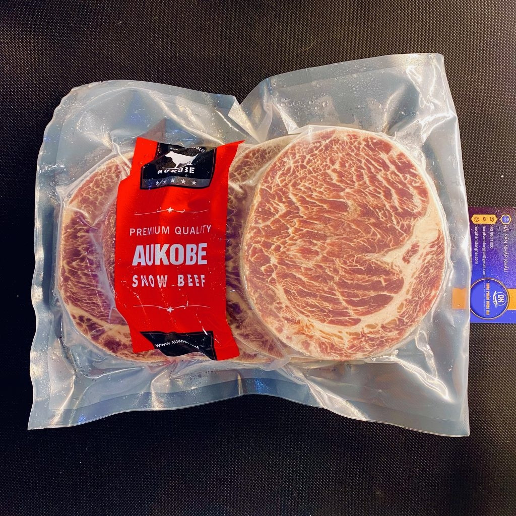 Bò Aukobe có phần thịt đẹp tuyệt vời kết hợp giữa thịt và vân mỡ, giá từ 400.000 - 500.000 đồng/kg. Ảnh: Thucphamdonghai