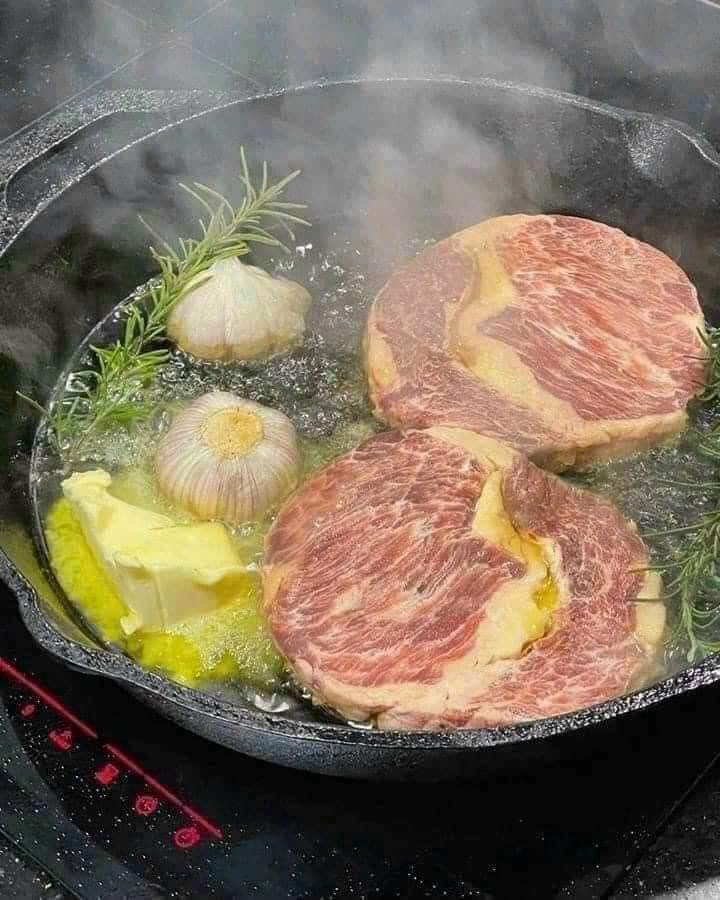 Đáng chú ý, người bán đều quảng cáo đây là loại thịt bò thượng hạng, vân mỡ xen kẽ tạo nên độ mềm, béo ngậy. Ảnh: Facebook