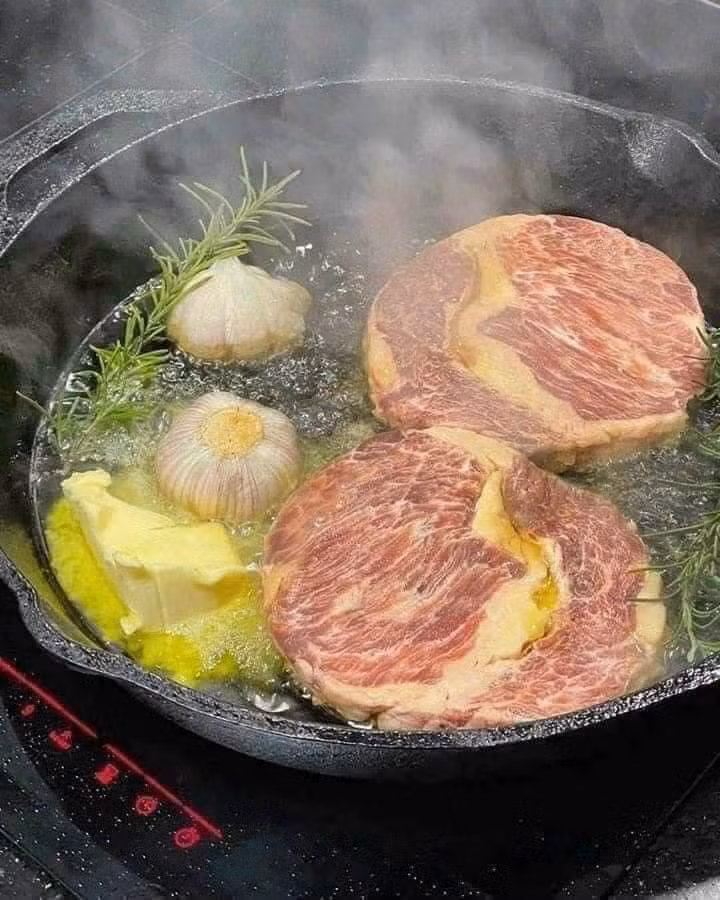 Đáng chú ý, người bán đều quảng cáo đây là loại thịt bò thượng hạng, vân mỡ xen kẽ tạo nên độ mềm, béo ngậy. Ảnh: Facebook