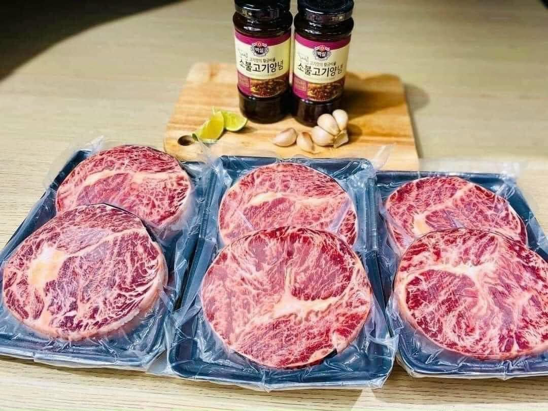 Do lượng khách đông nên có đầu mối tiêu thụ cả tả thịt bò Kobe cắt khoanh và bào cuộn mỗi ngày. Ảnh: Facebook