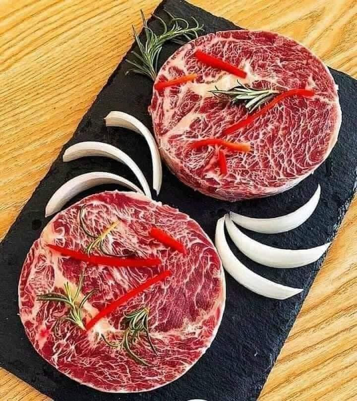 Kèm theo đó, dân buôn quảng cáo hàng “giảm giá 50%” hay “giá giảm sập sàn”... cùng lời khẳng định chất lượng thượng hạng. Do đó, thịt bò Kobe khá hút khách. Ảnh: Facebook