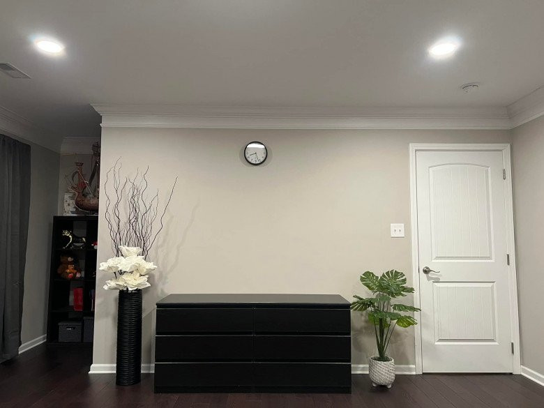 Không gian bêm trong nhà không quá rộng rãi nhưng ấm cúng.