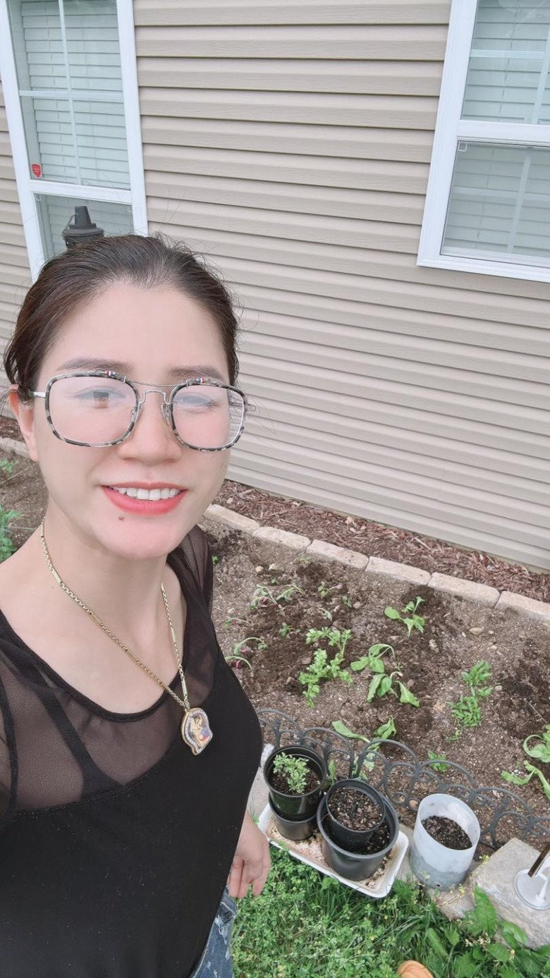 Từ khi sang Mỹ, Trang Trần vướng nhiều bình luận trái chiều từ anti-fan. Thậm chí, có tin đồn cô sang Mỹ phải ở khu nhà ổ chuột.