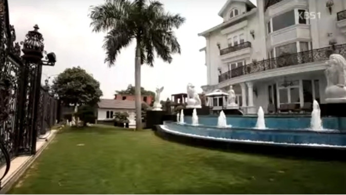 Cách đây mấy năm, đài truyền hình KBS Hàn Quốc đã phát sóng phóng sự về tư gia của tỷ phú Johnathan Hạnh Nguyễn. Bao quanh nhà là hàng cây xanh và bể bơi. Ảnh: KBS